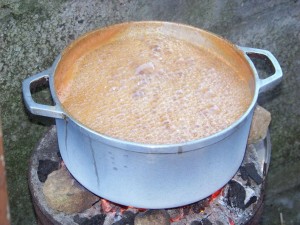 PHOTO OF THE DAY: Making gauva jam in the old fashion way