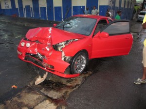 Car crashes into pole in Roseau