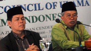 The Indonesia Ulema Council's Muhyidin Junaedi (right) and Amirsyah Tambunan brief journalists during a press conference in Jakarta about their statement concerning the upcoming Miss World beauty pageant. (Da Rossa/Getty Images)