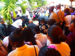 “Gentle giant” Freddie Mendes laid to rest (with more photos)