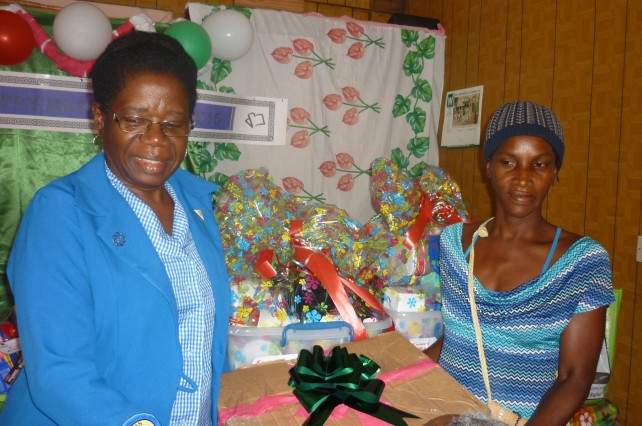 Liza Luke (r) receiving a gift at the Mothers' Recognition Ceremony