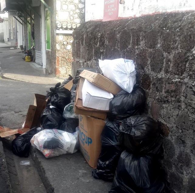Uncollected garbage in Roseau 