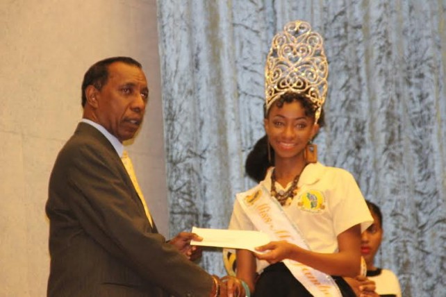 Miss DSC Mas Jamboree 2016 receives her prize from DSC President Donald Peters  