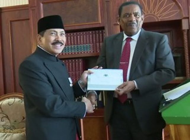The ambassador presents his credential to the President. Photo by GIS