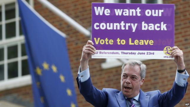 British politician, Nigel Farage, holds up a placard as he launches his party's campaign for Britain to leave the European Union on May 20. Photo: AP