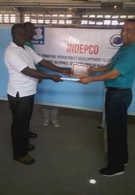 Acceus (l) receives his award from INDEPCO official