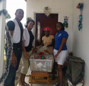 Leo Club brings Christmas cheer to Dubique families 