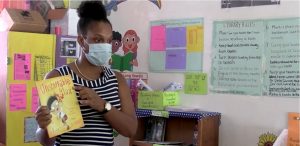 Dominican Librarian trains community members to support reading at home