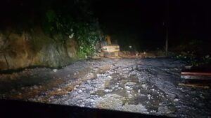Residents in the east of Dominica commended for their efforts in the clearing of roads affected by heavy rainfall (with photos)
