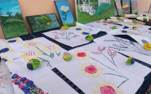 Ĺ Ètoile du Matin preschoolers exhibit their drawing talents
